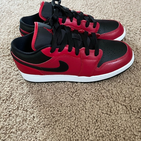 Jordan 1 Low- Reverse Bred - Picture 2 of 6